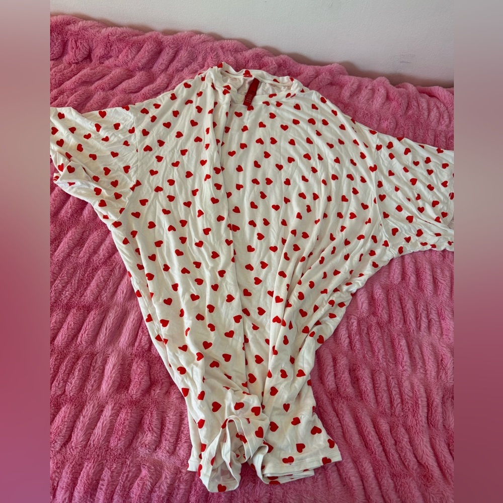 SKIMS White with Red Heart Pattern Nightgown